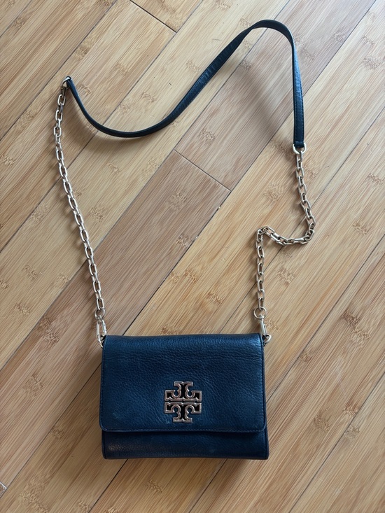 Tory Burch Handbags - Tory Burch Black Leather Chain Crossbody with Gold Logo